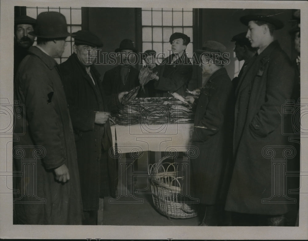 1921 Press Photo Islington's unemployed who have opened the Library