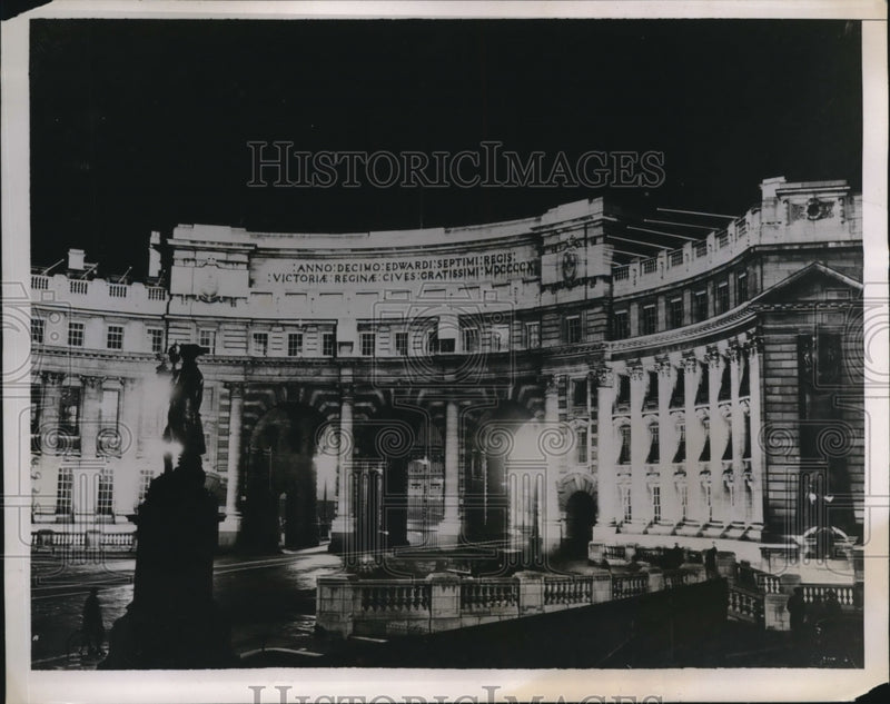 Load image into Gallery viewer, 1935 Press Photo Admiralty Arch Illuminated In London For Jubilee
