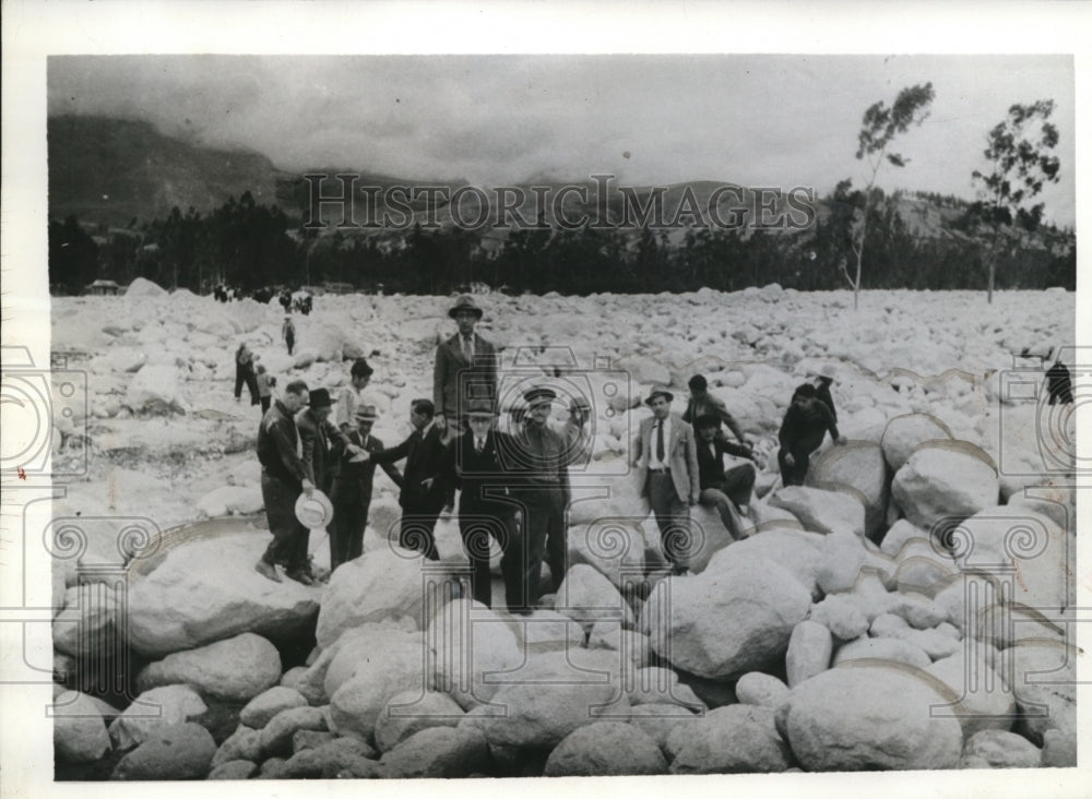 1941 Press Photo A Group of Peruvians stand on the spot where once stood a hotel