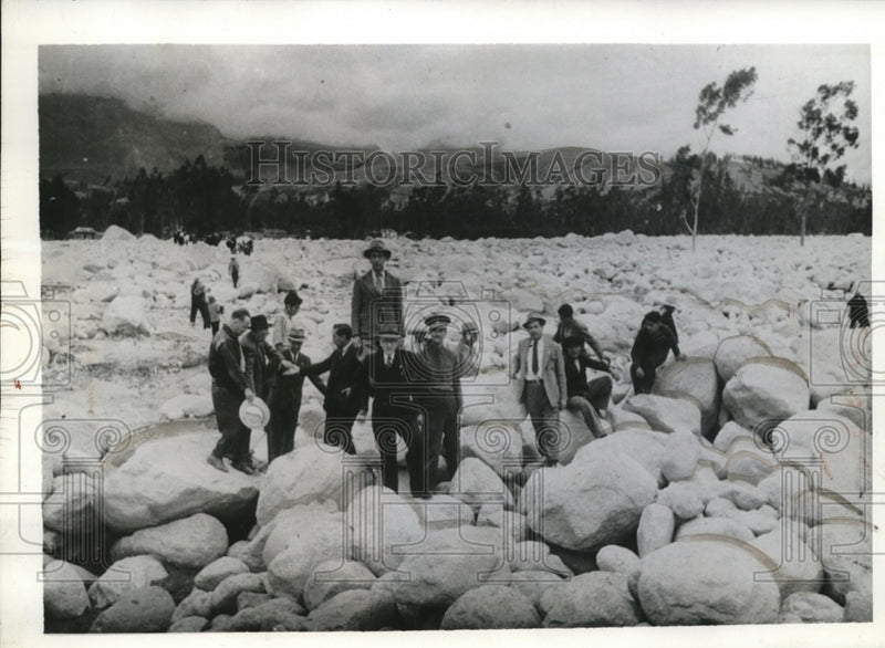 Load image into Gallery viewer, 1941 Press Photo A Group of Peruvians stand on the spot where once stood a hotel
