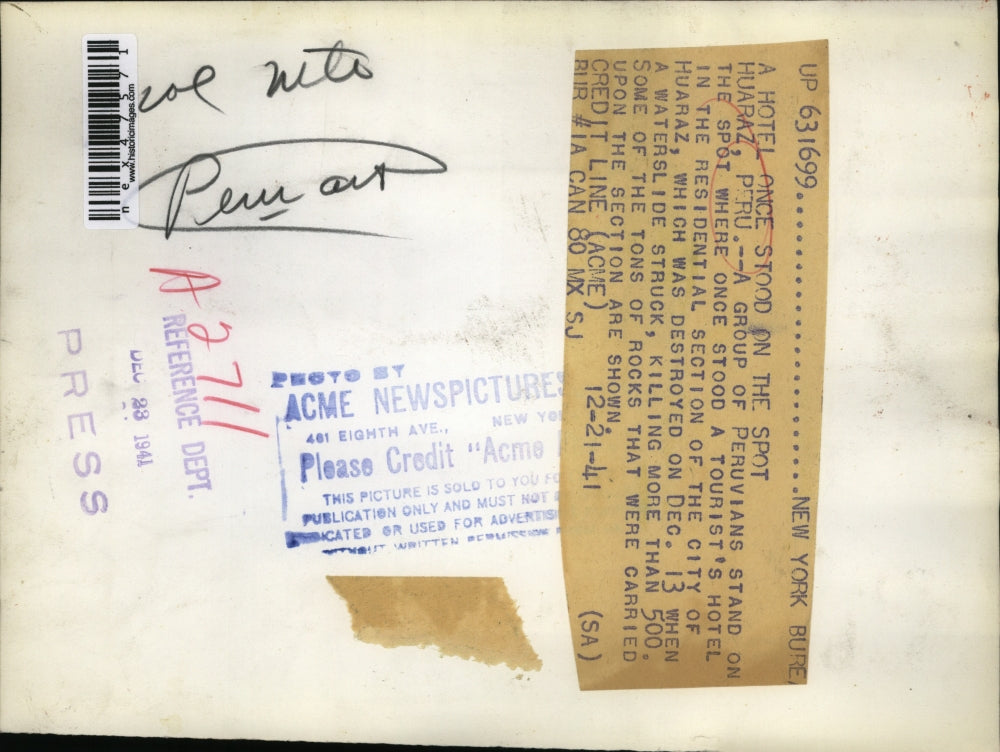 1941 Press Photo A Group of Peruvians stand on the spot where once stood a hotel