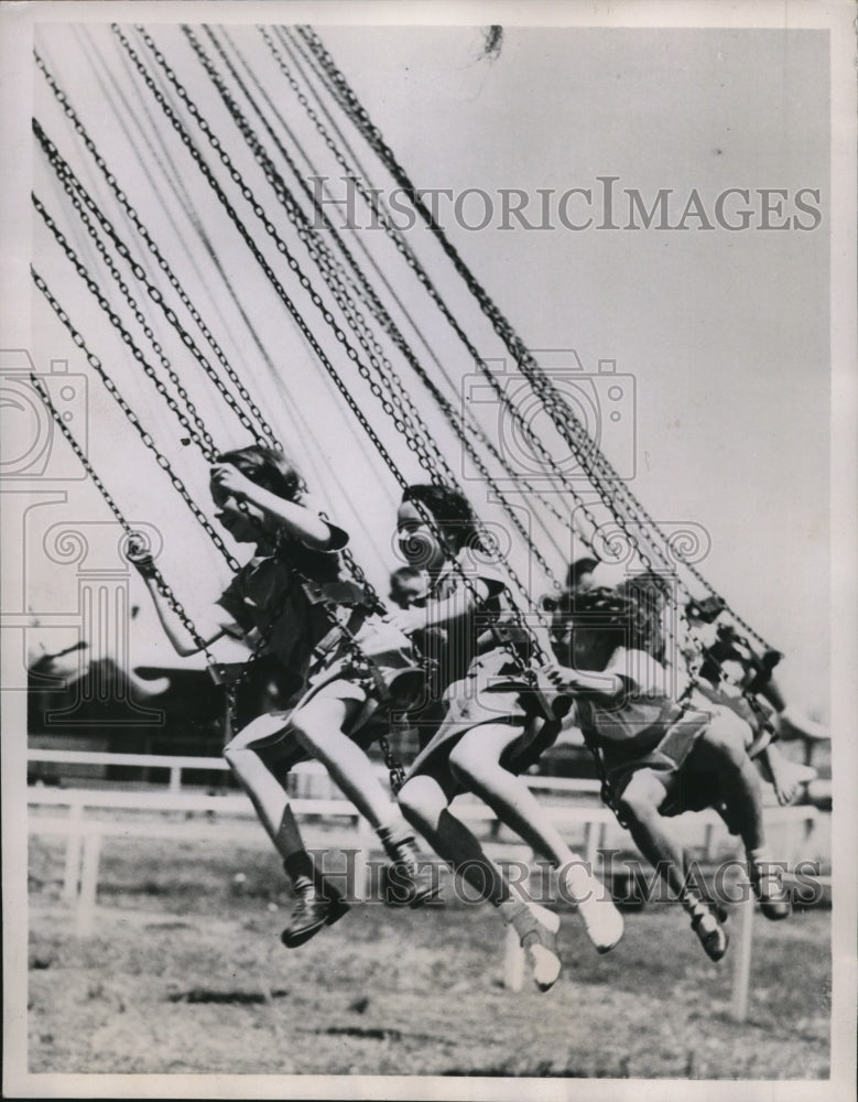 1936 Press Photo Jouous Lassies at Williamstown Beach, Melbourne, Victoria