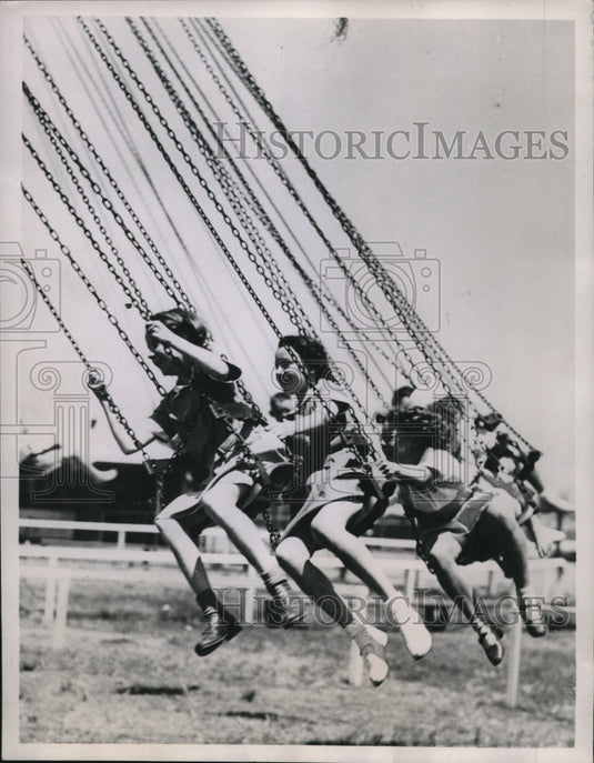 1936 Press Photo Jouous Lassies at Williamstown Beach, Melbourne, Victoria