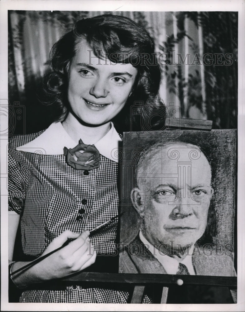 1953 Press Photo Audrey M. MacAuslan w/ portrait of President Eisenhower