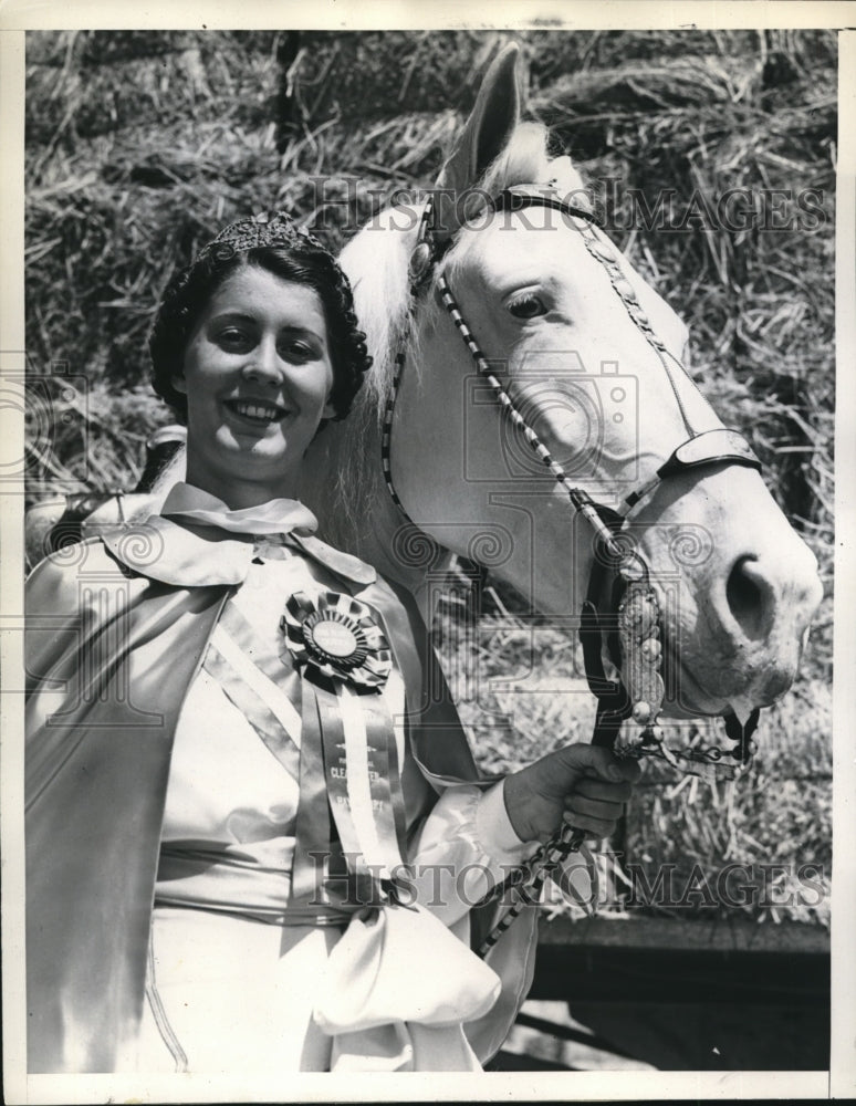 Load image into Gallery viewer, 1937 Press Photo Queen of the fiesta Lena DeBoer of Hynes California
