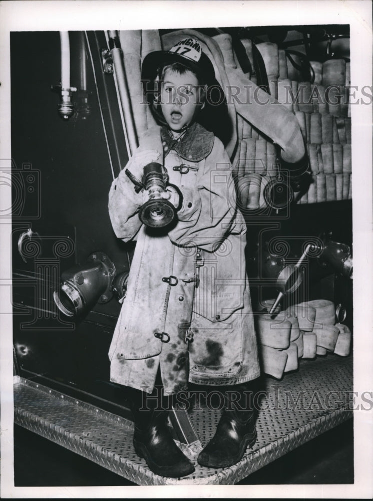 Load image into Gallery viewer, 1952 Press Photo Tommy Engelman, guest of LA Engine Company No. 7
