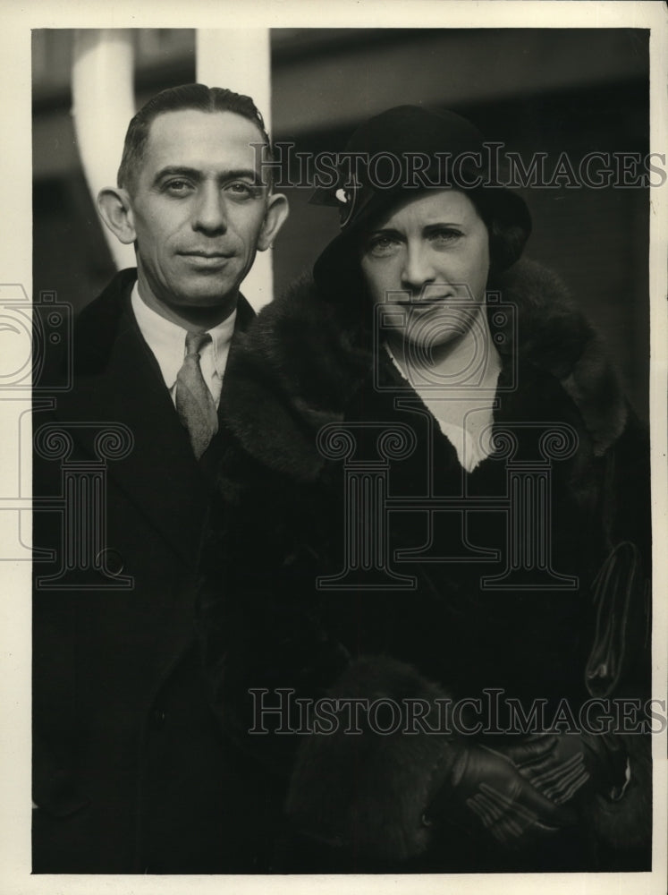 Load image into Gallery viewer, 1932 Press Photo Lieutenant Commander Harry Mason and His wife Wilhelmina
