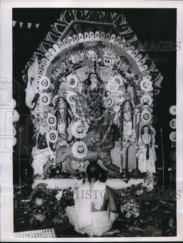 1955 Press Photo Colorful float with many figures through the New Delhi streets