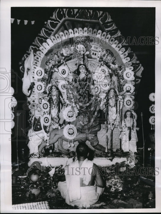 1955 Press Photo Colorful float with many figures through the New Delhi streets