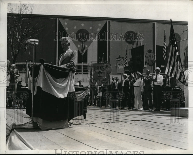 Load image into Gallery viewer, 1933 Press Photo Dr. J.A.Upvali of Univ. of Penn. speak at Swedish-American Fair
