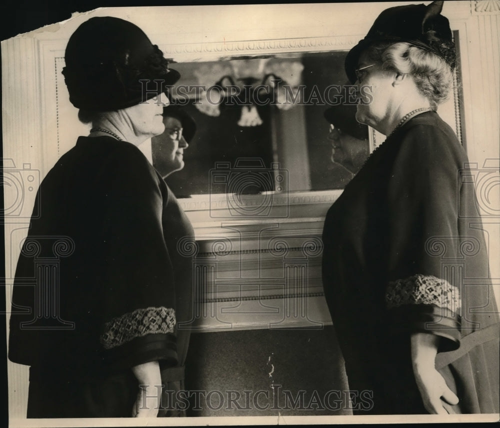 1924 Press Photo Elma and Emma Clark - nex47970