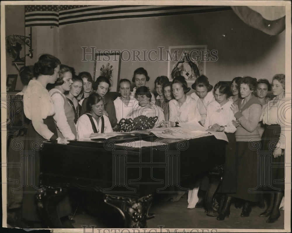 1919 Press Photo YMCA Club at Bush terminal NY women take lunch break