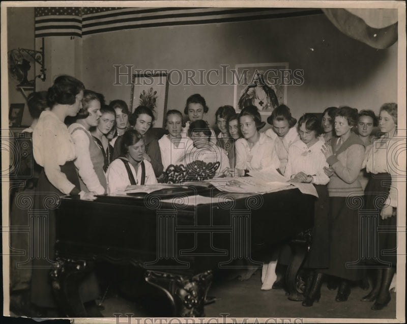 Load image into Gallery viewer, 1919 Press Photo YMCA Club at Bush terminal NY women take lunch break
