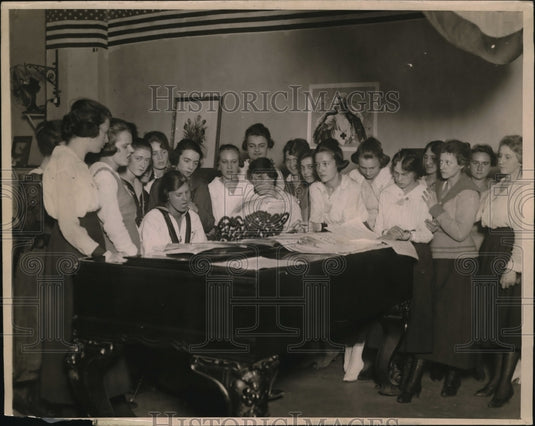 1919 Press Photo YMCA Club at Bush terminal NY women take lunch break