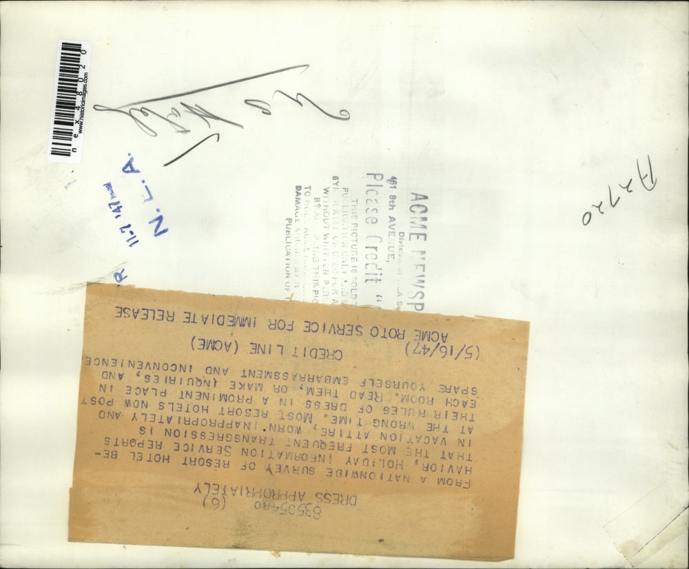 1947 Press Photo Most Resort Hotel post their rules of dress