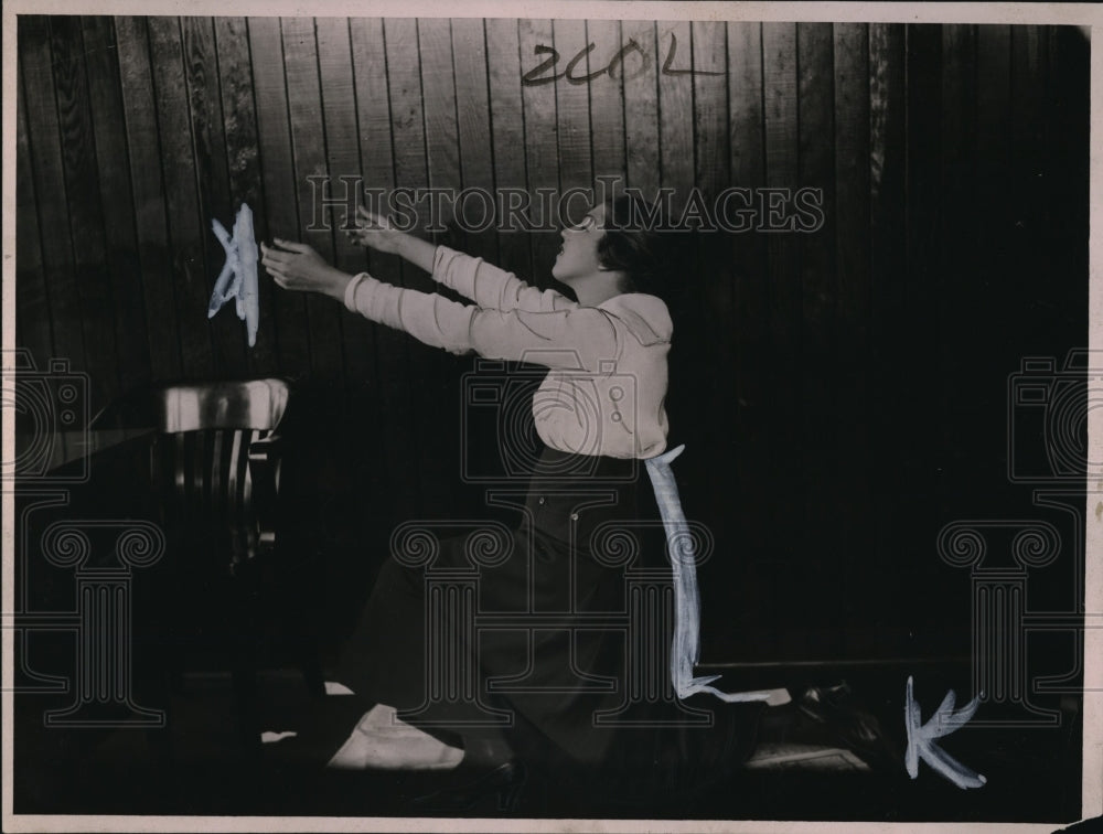 1923 Press Photo A actress in a stage play with an ear of corn