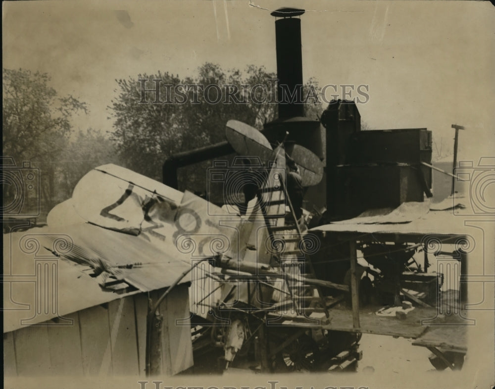 1928 Press Photo Herbert Fahy & passenger escape from plane crash