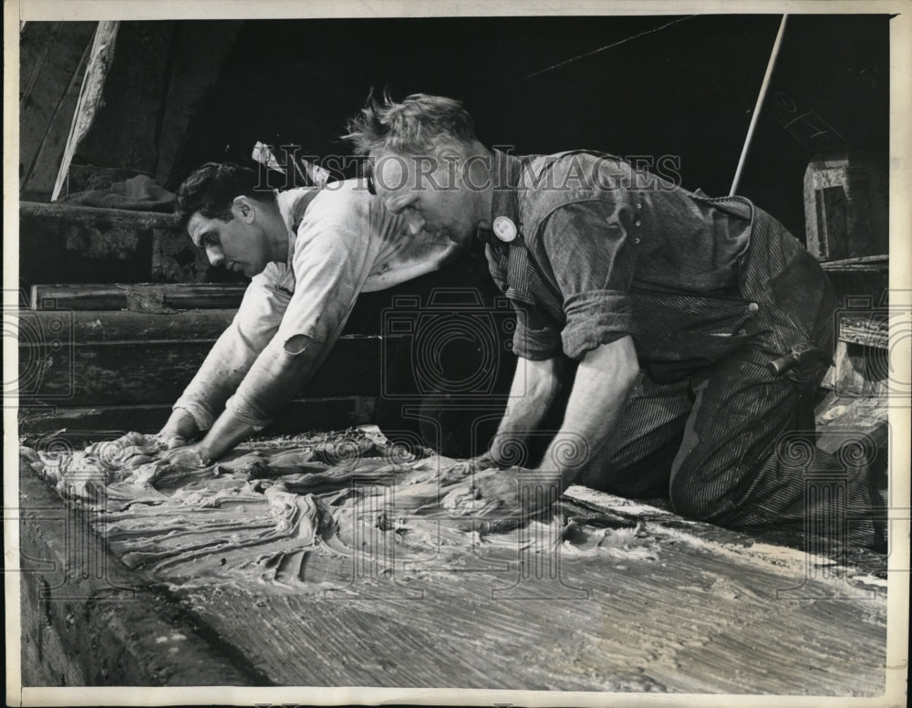 1943 Press Photo Men grease a slideway to launch a ship at US Steel ship yard