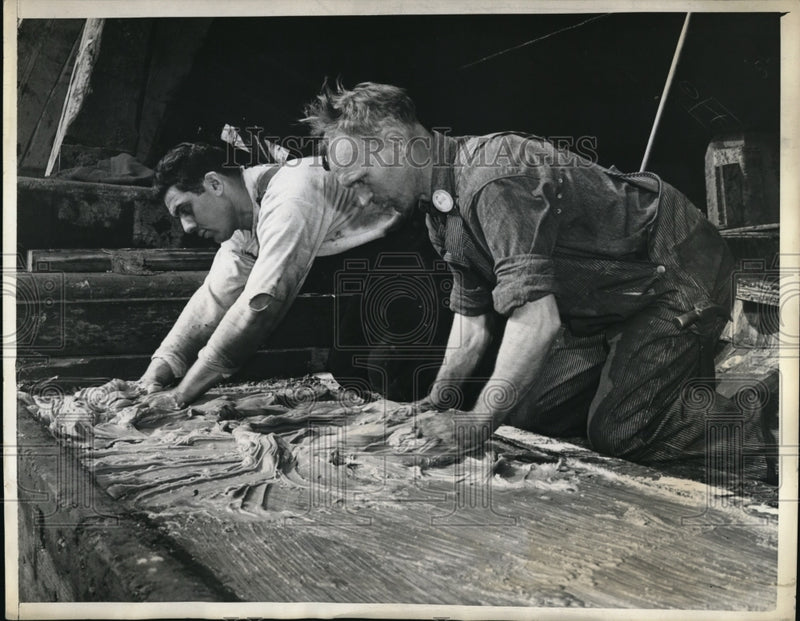 Load image into Gallery viewer, 1943 Press Photo Men grease a slideway to launch a ship at US Steel ship yard
