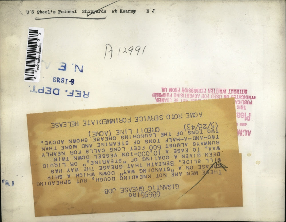 1943 Press Photo Men grease a slideway to launch a ship at US Steel ship yard