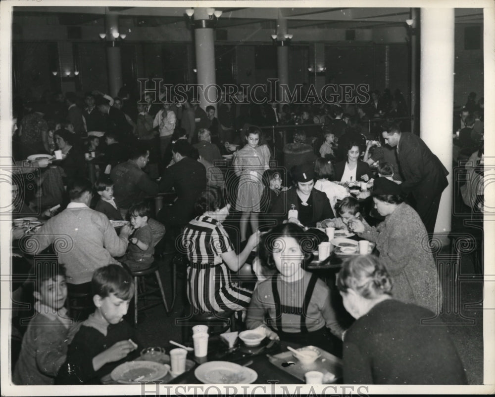 1938 Press Photo Springfield Mass. Refugees from hurricane at Commerce HS