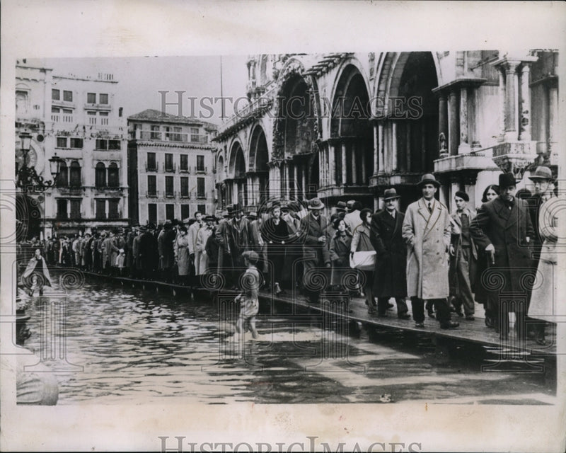Load image into Gallery viewer, 1934 Press Photo Venice Italy as floodwaters rise at St Mark's Place
