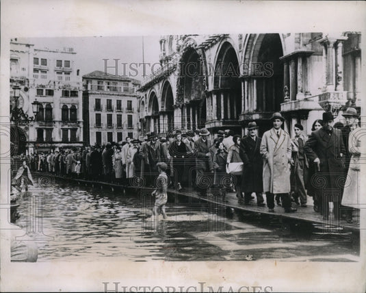 1934 Press Photo Venice Italy as floodwaters rise at St Mark's Place