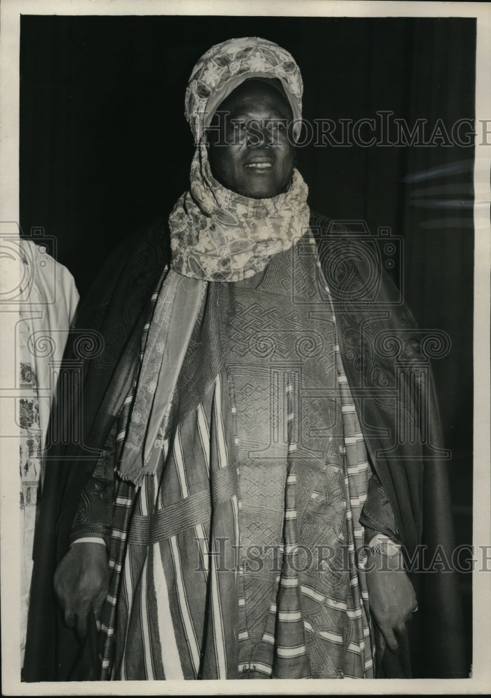 Load image into Gallery viewer, 1961 Press Photo Northern Nigerian Premier receives Knighthood
