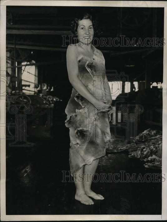 1935 Press Photo Hudson sral coats on a model at J Hollander fur plant