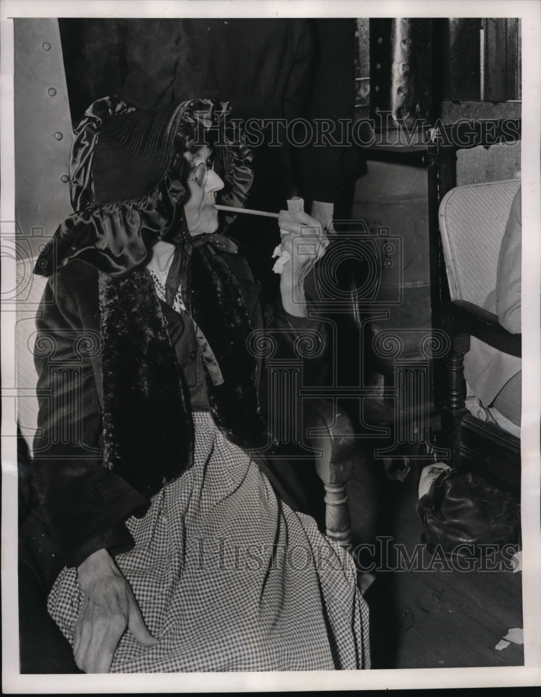 1939 Press Photo Poke-Bonnet and Pipe