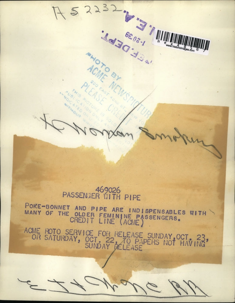 1939 Press Photo Poke-Bonnet and Pipe