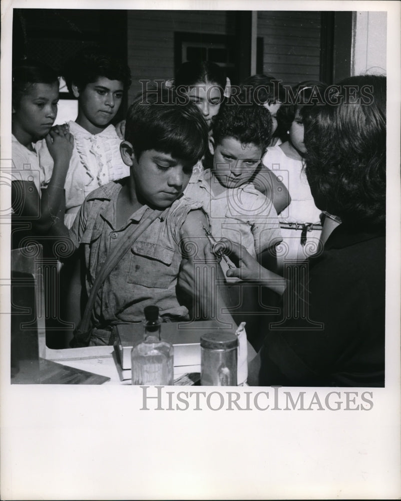 1957 Press Photo Luis Hugo getting anti-tuberculosis vaccine