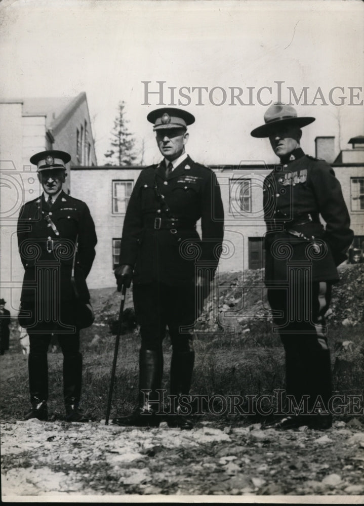 1937 Press Photo Inspection at Coronation bound Mountiws at Montreak Wood.