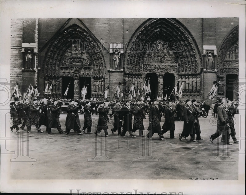 Load image into Gallery viewer, 1935 Press Photo Demonstrations mark riot anniversary in Notre Dame, Paris
