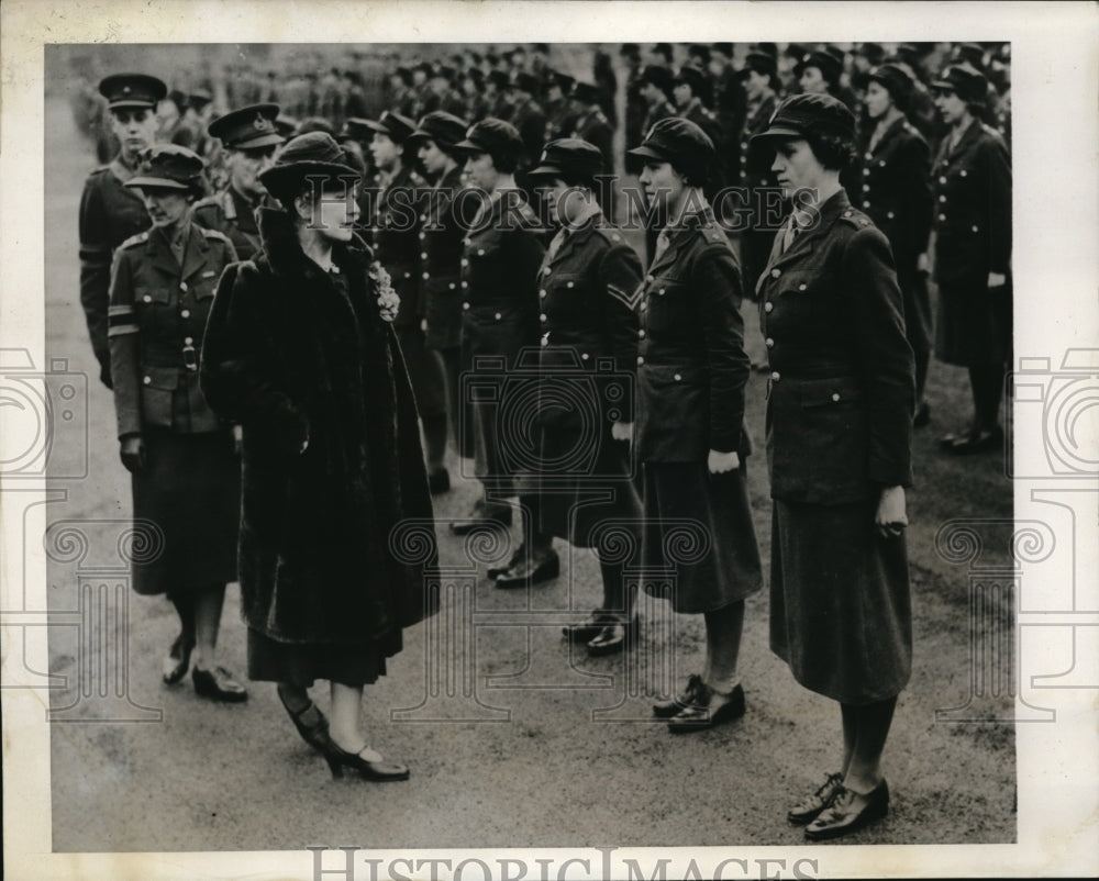 1939 Press Photo Mrs.Neville Chamberlain inspect Auxiliary Territorial Service