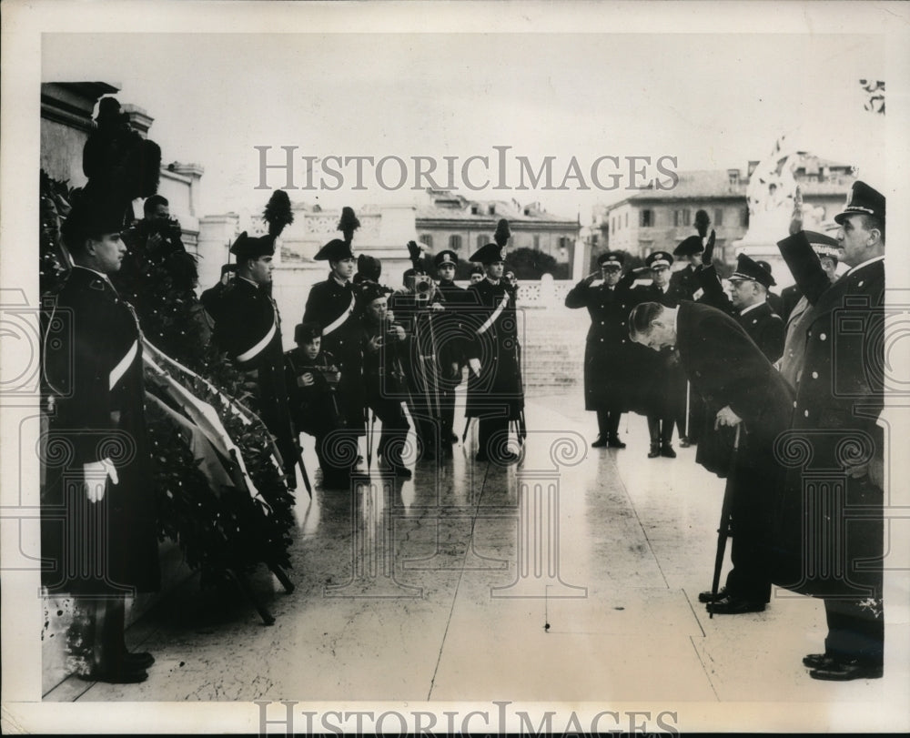 1939 Press Photo British Premier Neville Chamberlai at Tomb of Unknown Soldiers