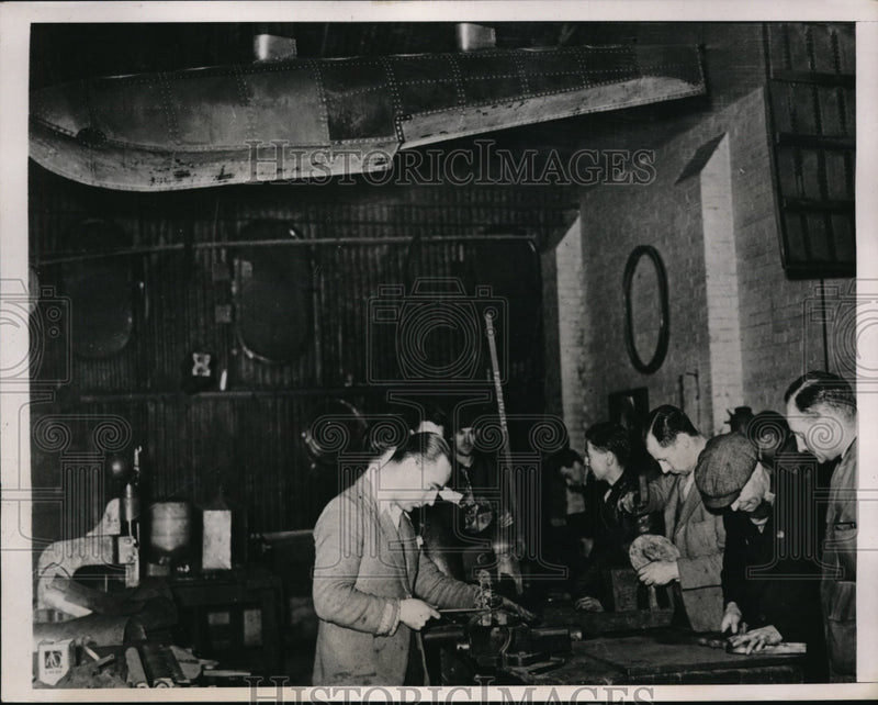 Load image into Gallery viewer, 1940 Press Photo The trainees at work in Watford Training Center
