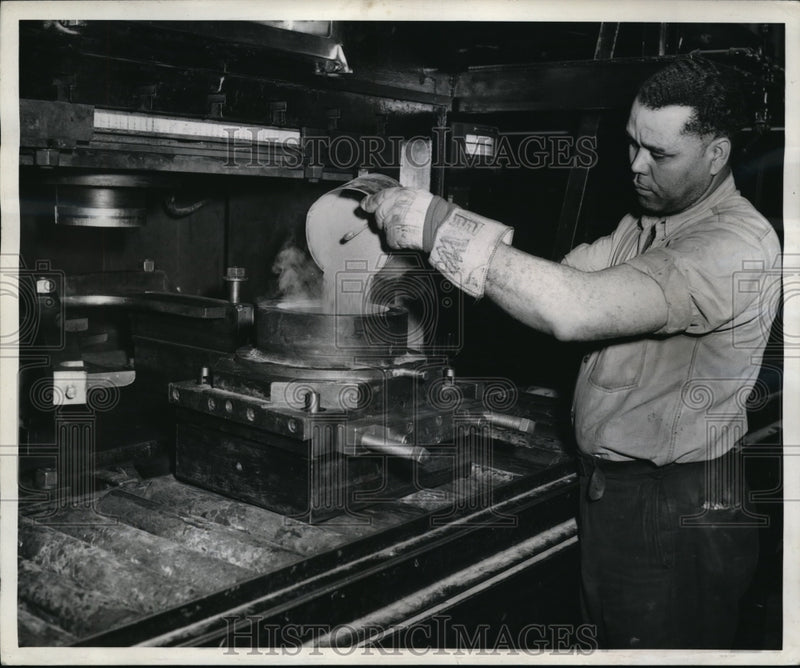 Load image into Gallery viewer, 1943 Press Photo Ford distributor head pour the pre heated plastic in cylinder
