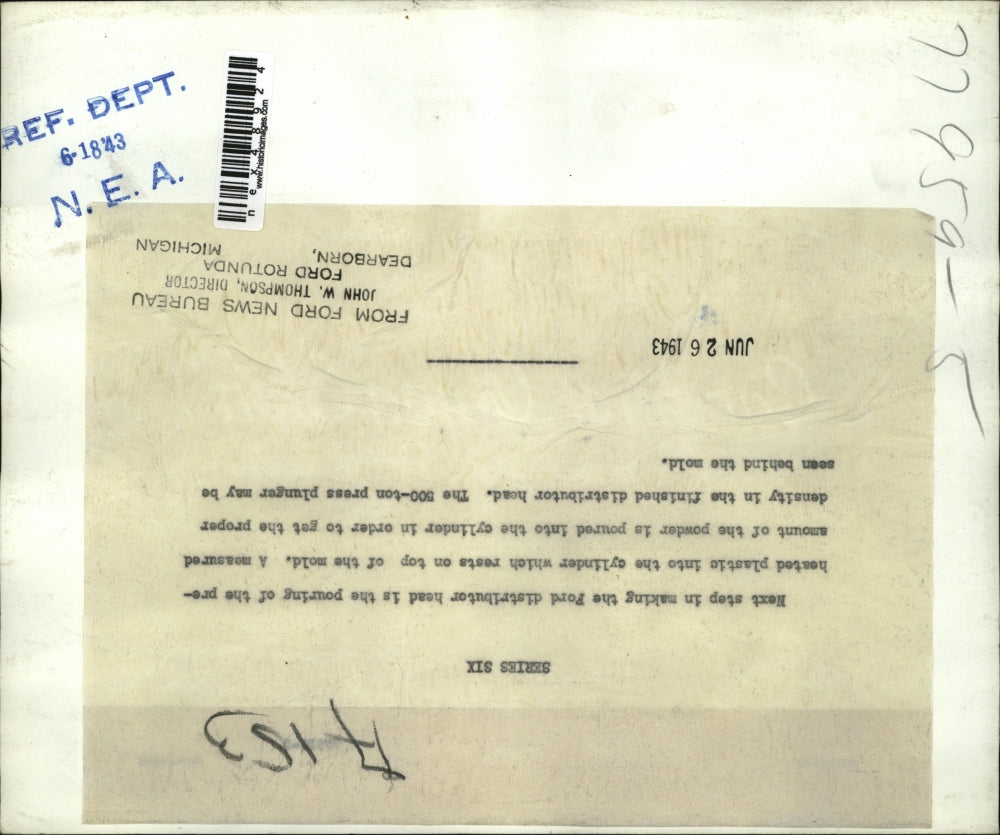 1943 Press Photo Ford distributor head pour the pre heated plastic in cylinder