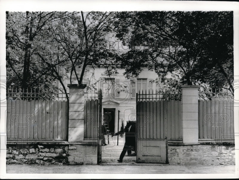 Load image into Gallery viewer, 1968 Press Photo Vietnam Delegate to Paris peace talks Paris villa residence
