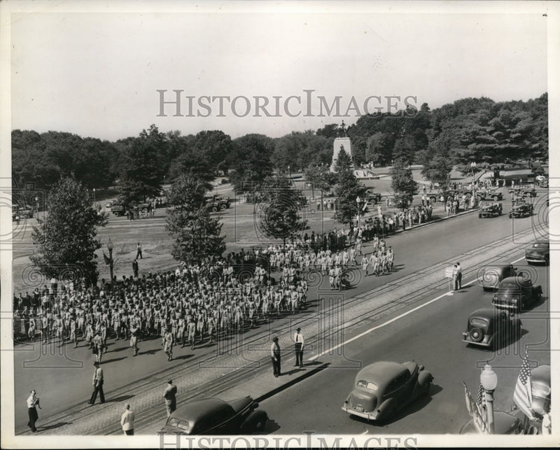 Load image into Gallery viewer, 1941 Press Photo 29th Division saluted in Labor Day Parade at Washington D.C.
