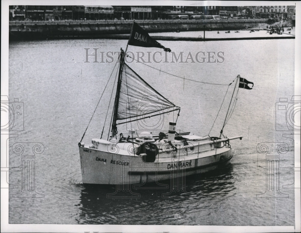1956 Press Photo Capt Walther Westborg handles the Dana Rescuer in Peterborough