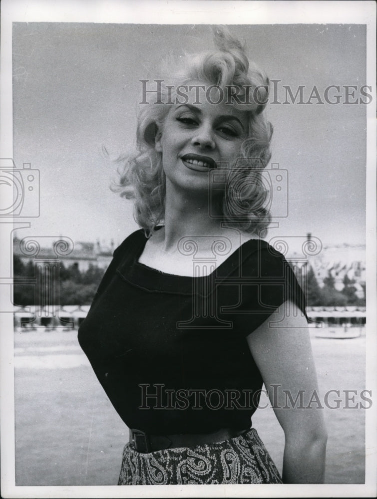 Load image into Gallery viewer, 1955 Press Photo Venice Italy Mara Berni starlet at Intnal Film Festival
