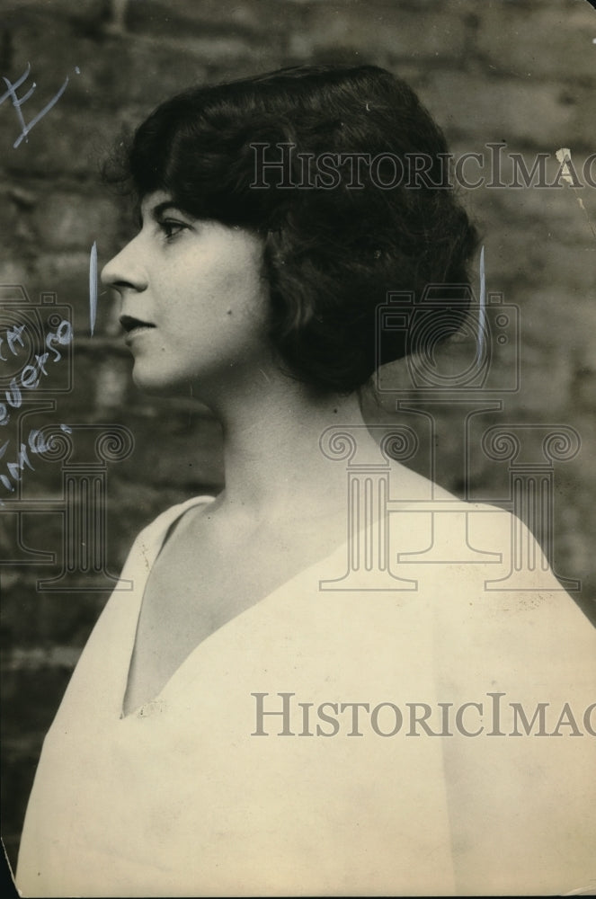 1922 Press Photo A woman with a double chin that was fixed by surgery