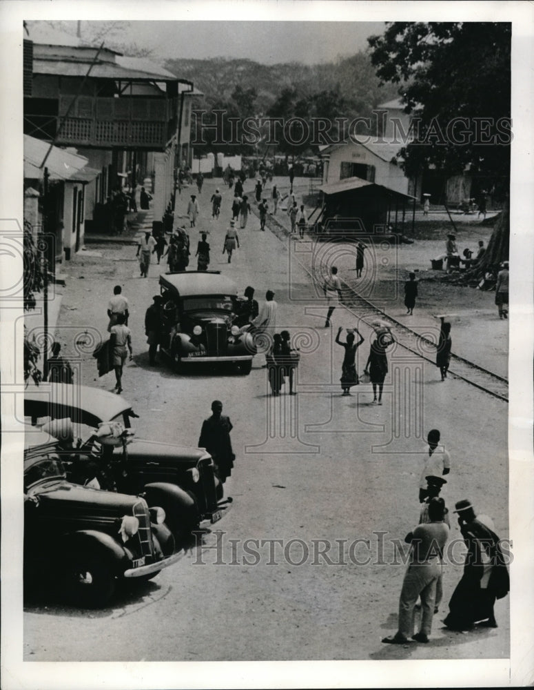 Load image into Gallery viewer, 1940 Press Photo Dakar French West Africa typical street scene

