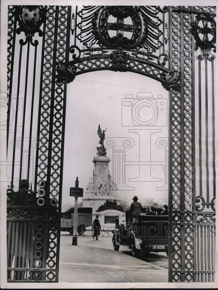 1937 Press Photo Victoria Memorial at Buckingham Palace London