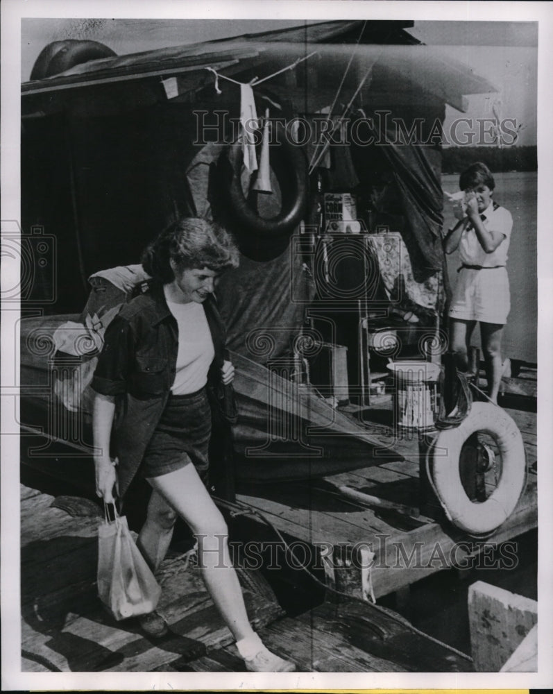 Load image into Gallery viewer, 1951 Press Photo Cairo Ill Mary Ellen McCrady &amp; G Garcia &amp; their plane
