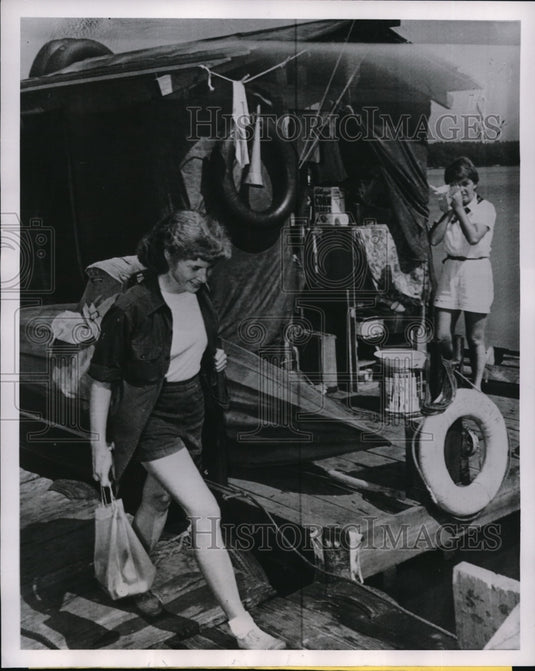 1951 Press Photo Cairo Ill Mary Ellen McCrady & G Garcia & their plane