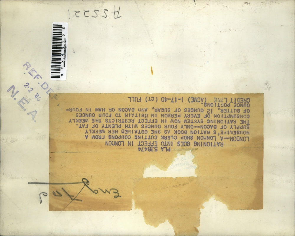 1940 Press Photo London Shop Clerk Cuts Coupons From Housewife Ration Book