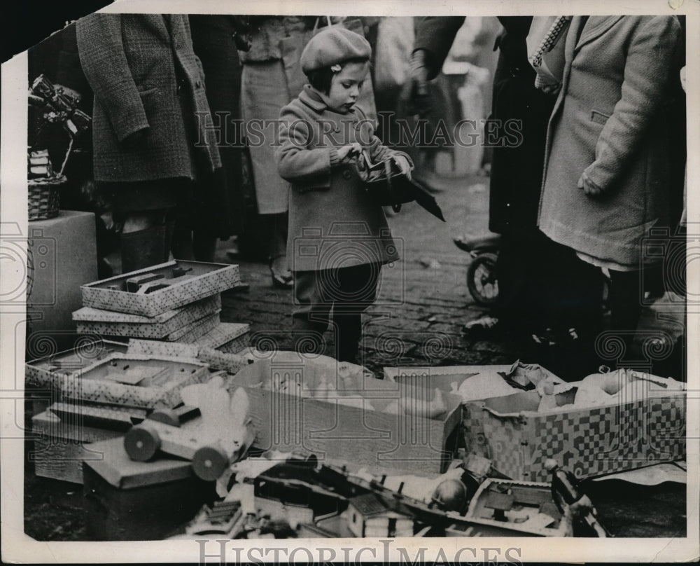 1937 Press Photo Young Shopper Checks Money at Caledonian Market in London